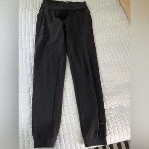 Lululemon size 6 black joggers.